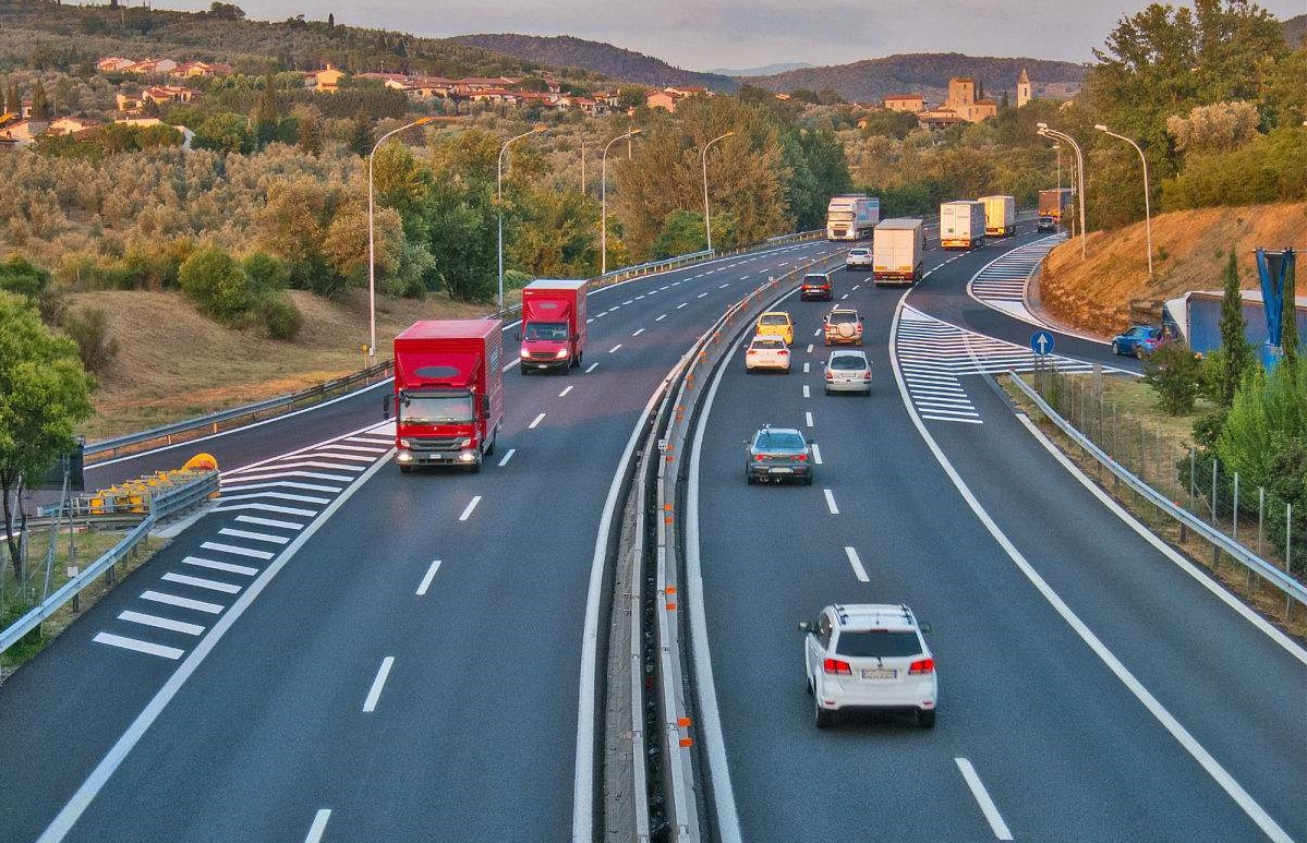 三部門：不合規(guī)車輛運(yùn)輸車7月起禁上高速公路