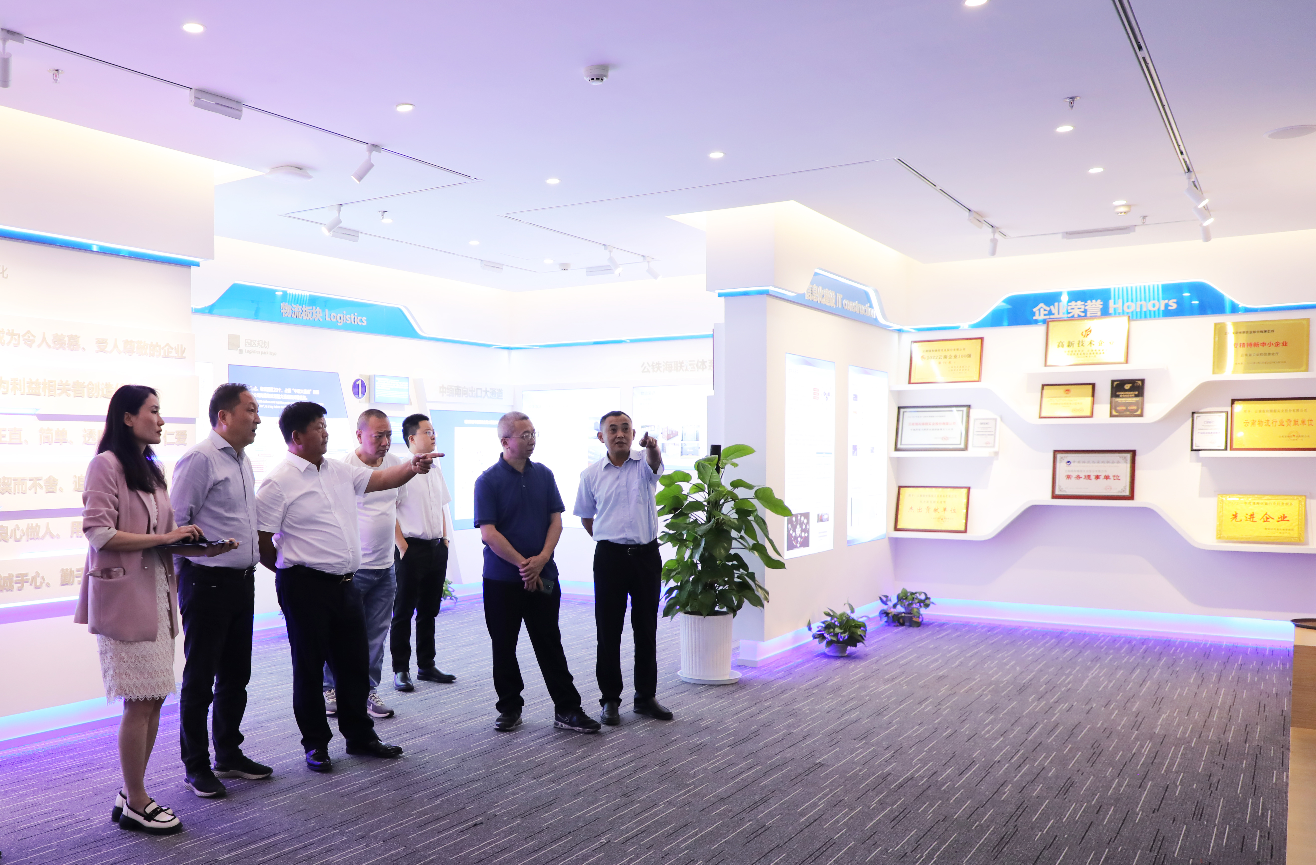 CCTV新聞中心主任周青年、攀鋼集團物資貿(mào)易有限公司副總經(jīng)理陸高峰一行到訪瑞和錦程