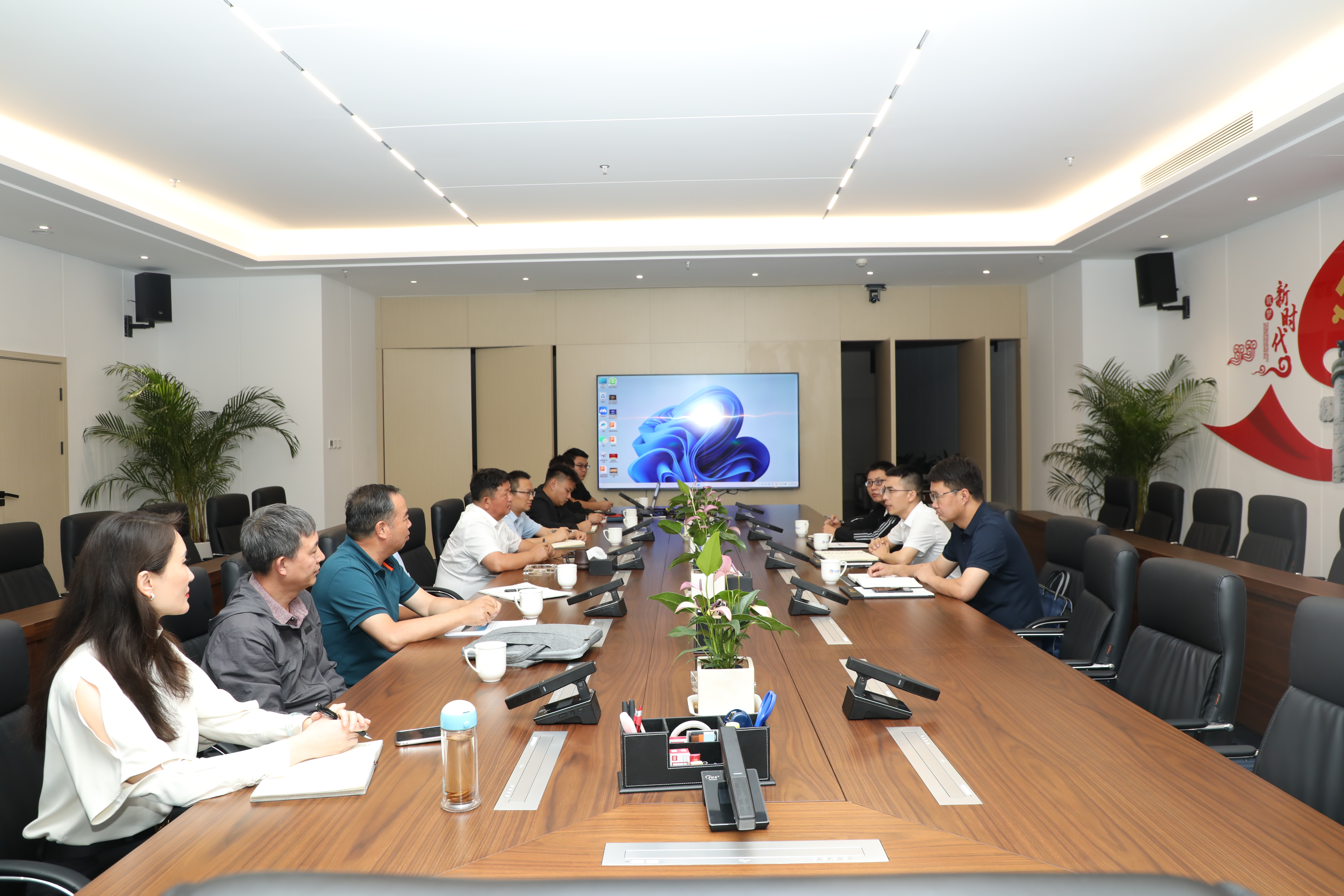 普洱市政府副秘書(shū)長(zhǎng)、市商務(wù)局副局長(zhǎng)丁小東一行至瑞和錦程考察交流