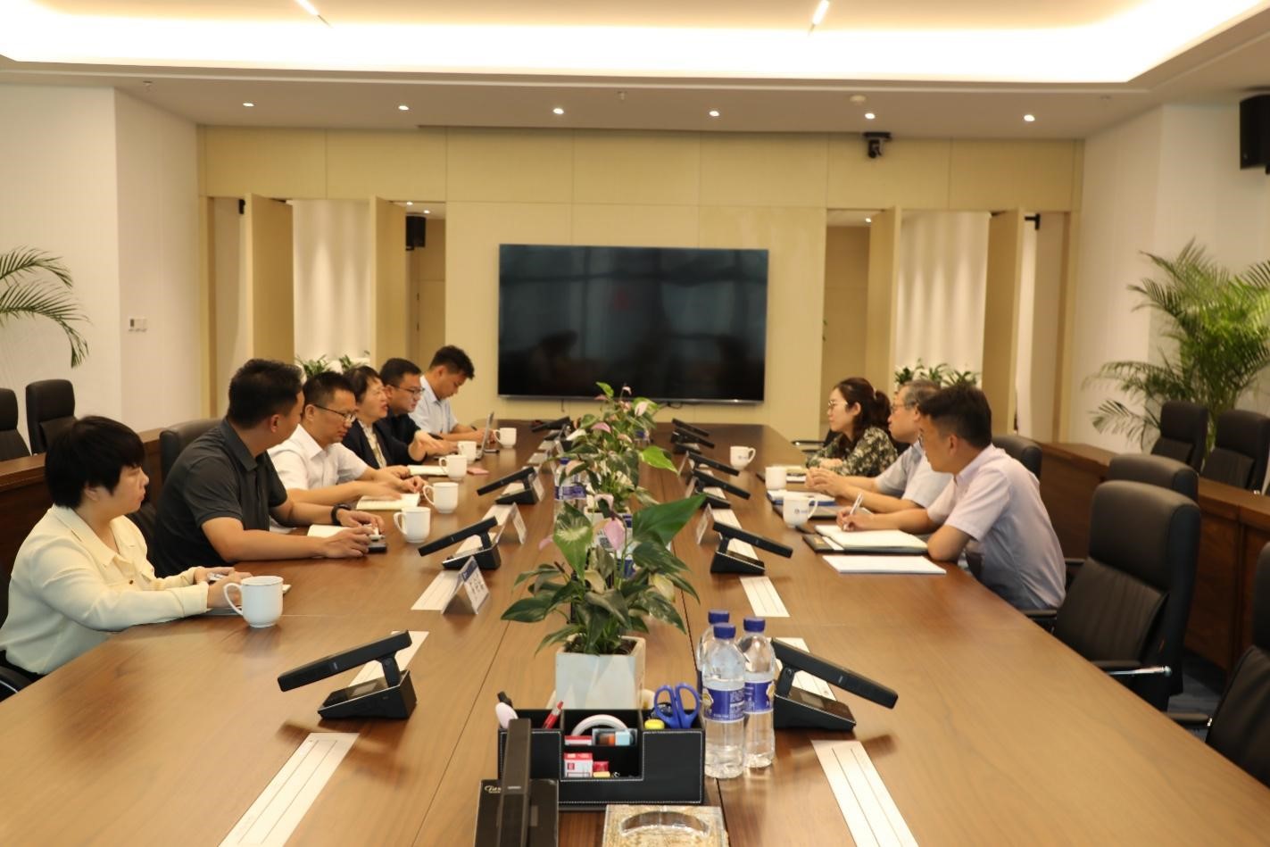 中國(guó)信保云南分公司副總經(jīng)理蔣寧一行蒞臨瑞和錦程調(diào)研指導(dǎo)