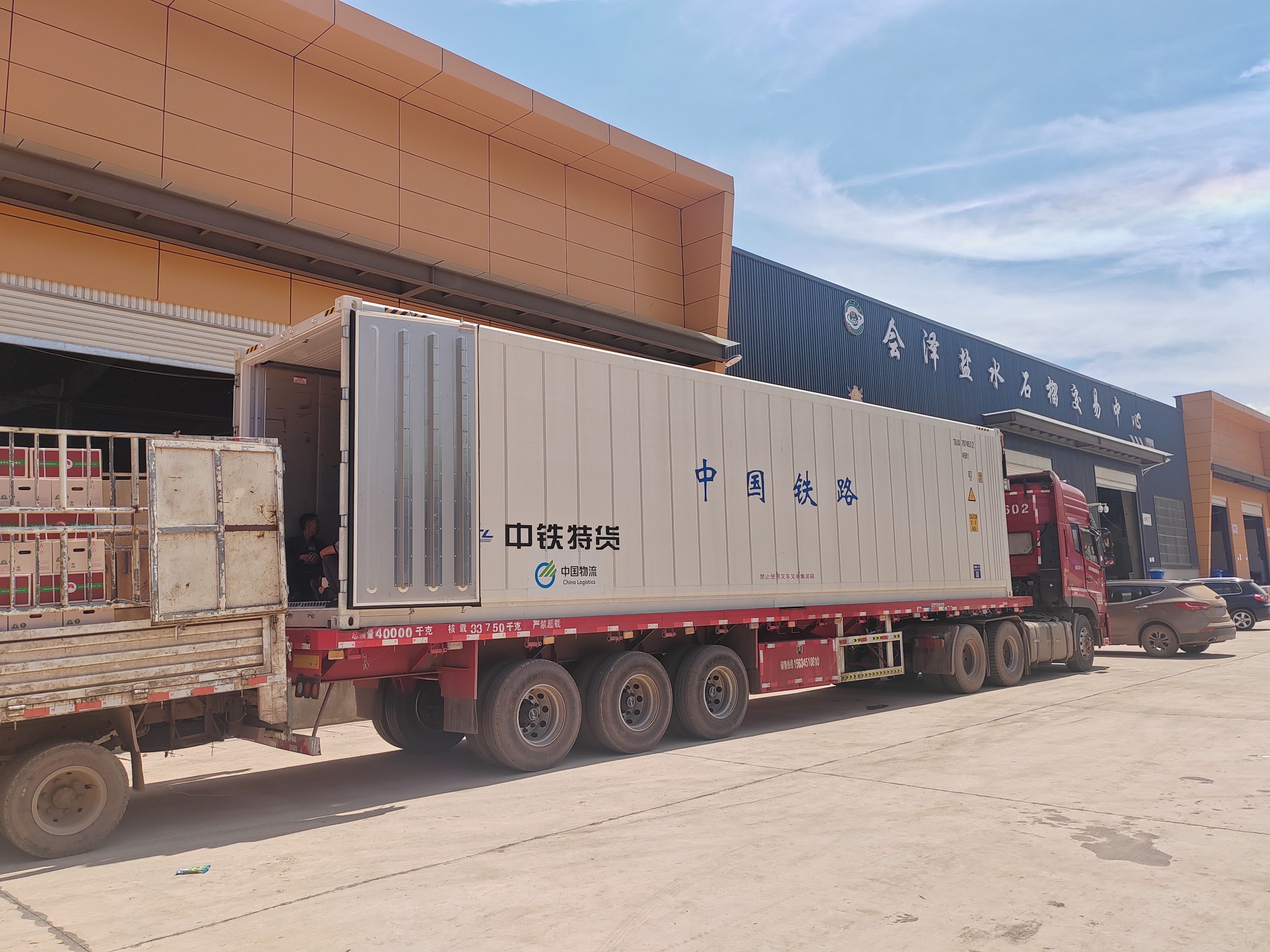 新鮮起航，品質(zhì)保證 | 瑞和錦程中老泰項(xiàng)目部首柜水果成功發(fā)往泰國(guó)